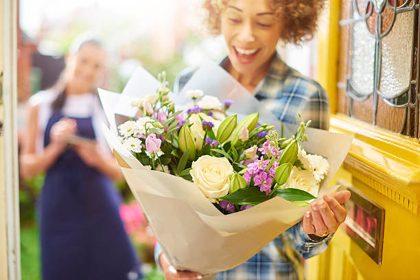 Entrega de um buquê de flores à porta de casa