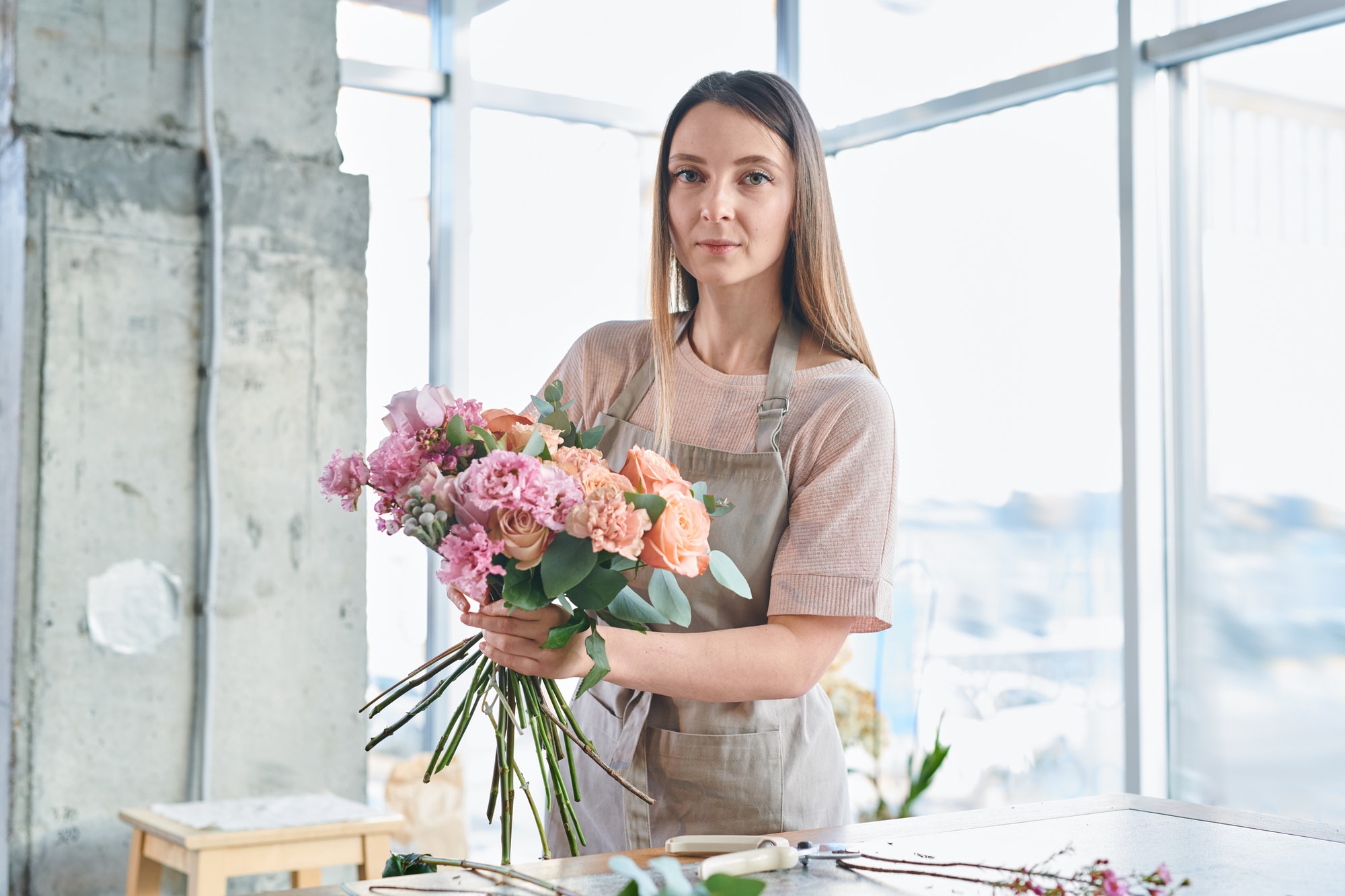 Florista a preparar um arranjo no atelier